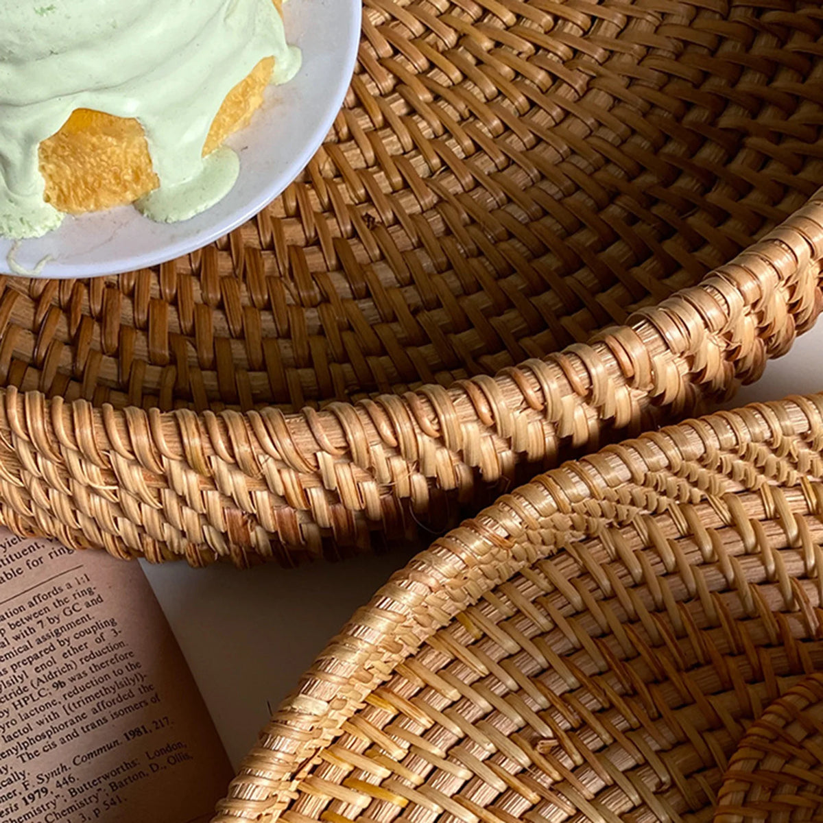 Handwoven Round Rattan Serving Tray Decorative Woven Basket Food Serving Basket for Storage Bread Fruit Breakfast Snacks